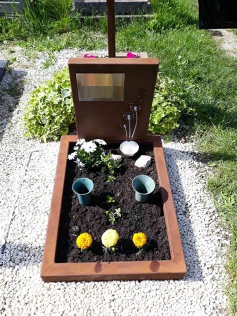 temetői csendes hangulat, síremlék vadvirágokkal