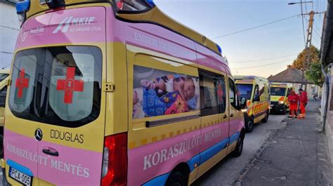 Mentőautóban szülő nő