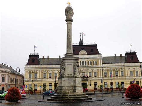 Bajai Szentháromság tér szökőkúttal