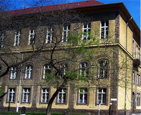 Kanizsay Dorottya Szakgimnázium bejárata