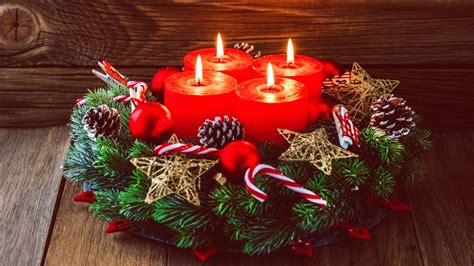 Család együtt készít adventi naptárat