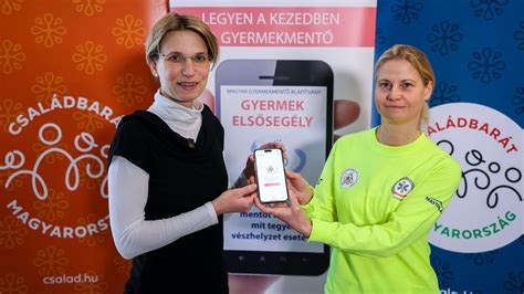 szakképzett eladó segíti a szülőket a bababoltban