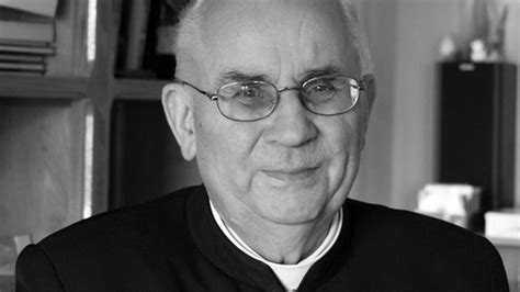 A licheńi Miasszonyunk-székesegyház és Eugeniusz Makulski plébános szobra