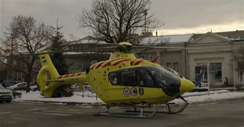 Mentőhelikopter szállít egy sérült csecsemőt