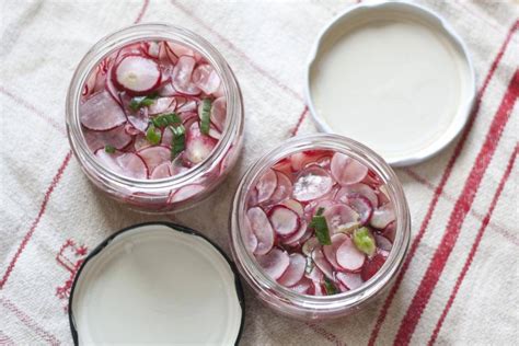 Savanyított retek egy befőttesüvegben