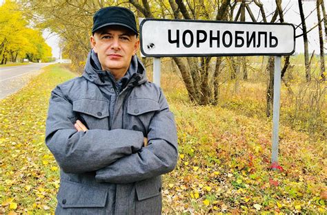 Pár, akik kutyájukkal játszanak otthon, miután átestek a lombikprogramon