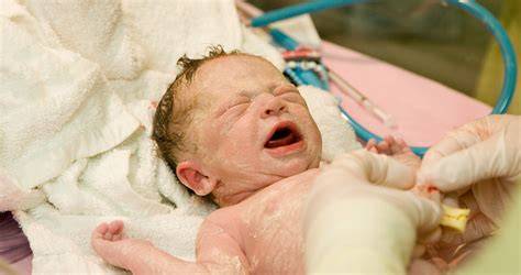 Újszülött baba, aki alkalmazkodik a környezethez