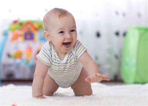 9 hónapos baba mászik a padlón