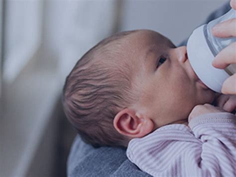 Babák táplálása cumisüvegből