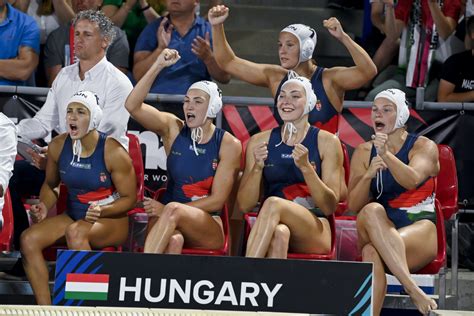 A magyar női vízilabda-válogatott csapatképe egy világversenyen