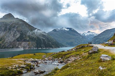 Karintia tájképe tavakkal és hegyekkel