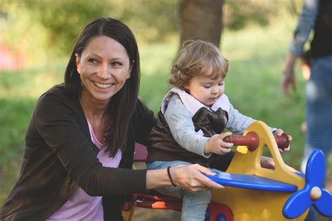 Kisgyermeknevelő, aki gyerekekkel foglalkozik a bölcsődében