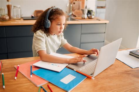 Anyuka laptop előtt, könyvelést tanul