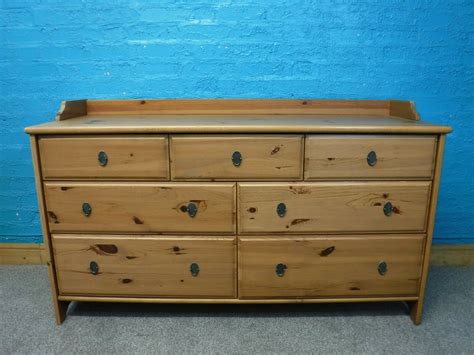 A LEKSVIK komód fa mintája