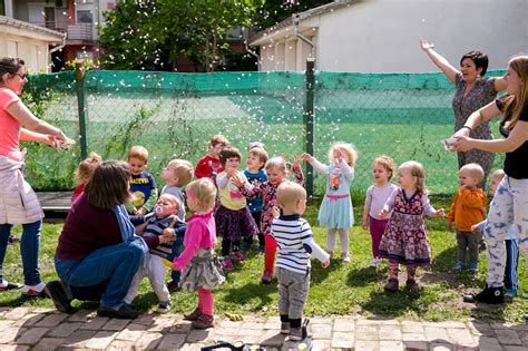 Gyermekek játszanak a bölcsőde udvarán
