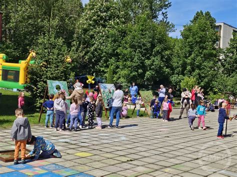 Gyerekek játszanak egy egészséges óvoda udvarán