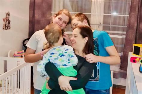 Örökbefogadó szülők egy csecsemővel