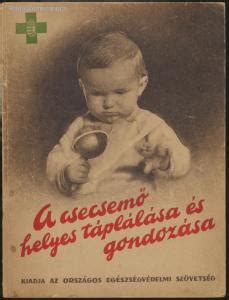 Csecsemő etetőszékben, helyes testtartással