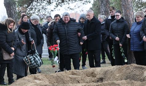 A gyászoló szülők ölelkeznek