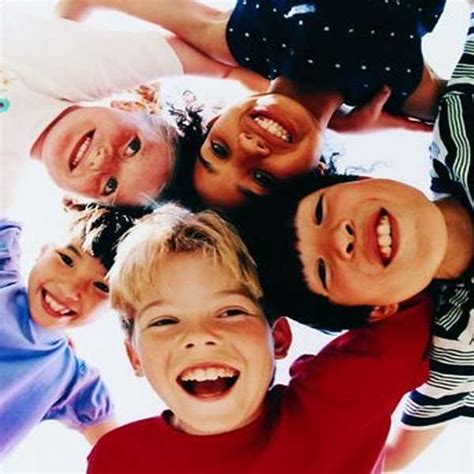 Gyerekek nevetnek csiklandozás közben