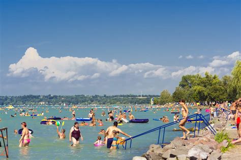 Család Siófokon a Balaton partján