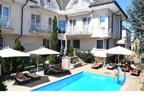 A Diana Hotel Siófok bejárata
