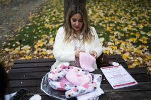Egy anya ölel egy síró újszülött babát