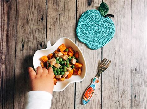 Tálca bababarát tízórai ételekkel, finger foodokkal