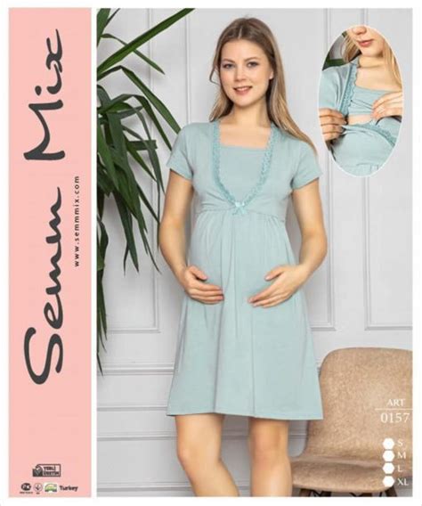 Kismama úszik a medencében