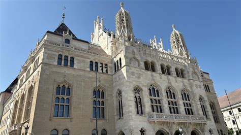 Belső tér a felújított bölcsődéből, játszó sarokkal és színes bútorokkal