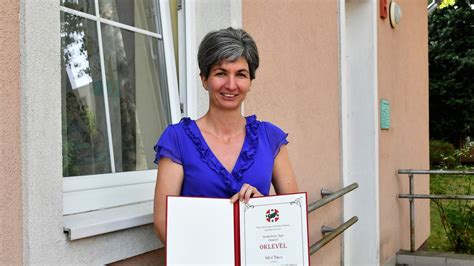 Inhóf Tímea védőnő, elismerő oklevéllel