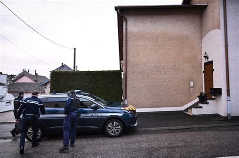 Francia csendőrök a ház előtt, ahol csecsemők holttesteit fedeztek fel a fagyasztóban