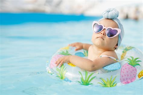 Baba úszógumival a vízben, szülő felügyelete mellett