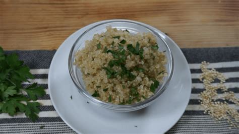 Tápanyagokban gazdag quinoa köret tálban.