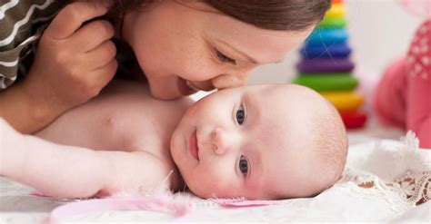 Anya és baba közelében lévő vitaminok csomagolása