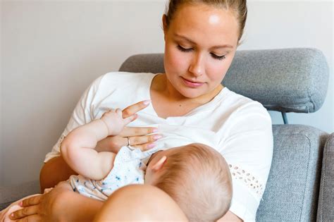 illusztráció szoptatós anyukáról és babáról