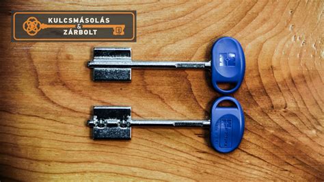 Különböző típusú zárak és kapcsolók matatófalon