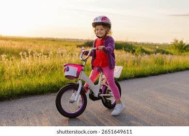 Gyermek sisakban a bicikliülésben