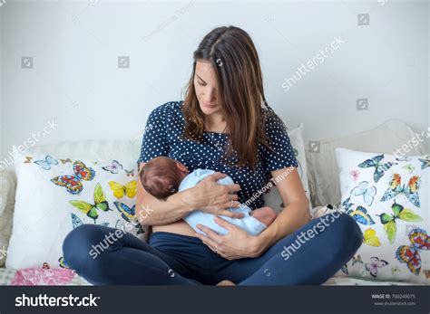Anya szoptat babát