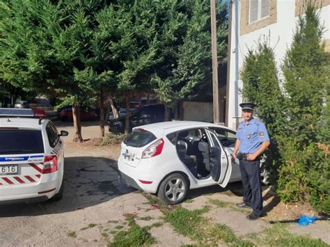szülő búcsúzik gyermekétől a bölcsőde előtt
