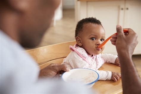 Baba etetése kanállal és finger fooddal