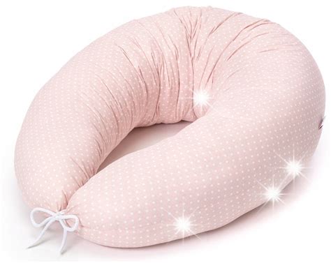 Kismama a szoptatós párnával a karjában