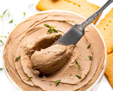 Házi májkrém friss zöldségekkel és kenyérrel