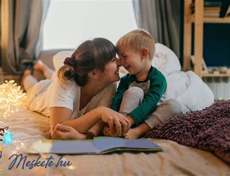 Szülő mesél esti mesét gyermekének az ágyban, plüssjátékkal