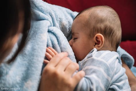 Anya és kisbabája szoptatás közben, szeretetteljes pillanatban
