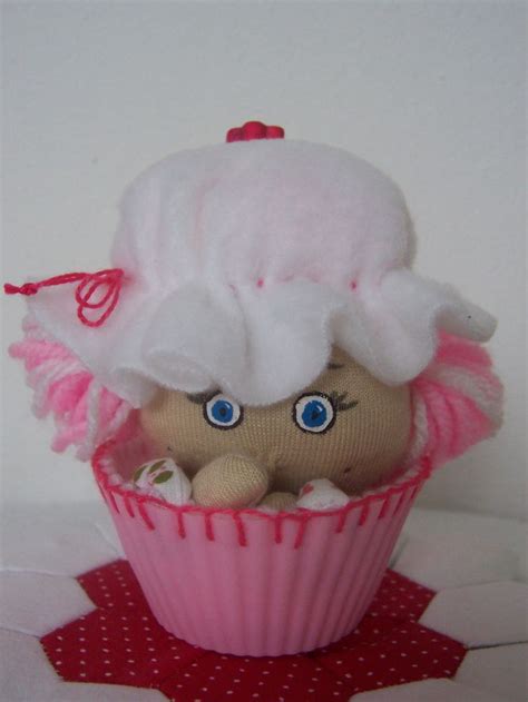 Baba szortírozza a játékokat muffin tálba