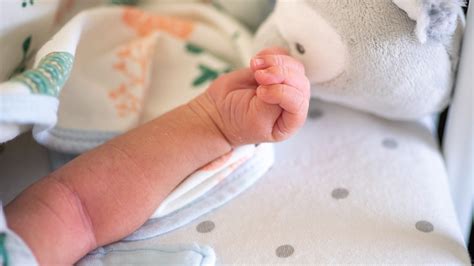 kisbaba sírva nyúl a füléhez