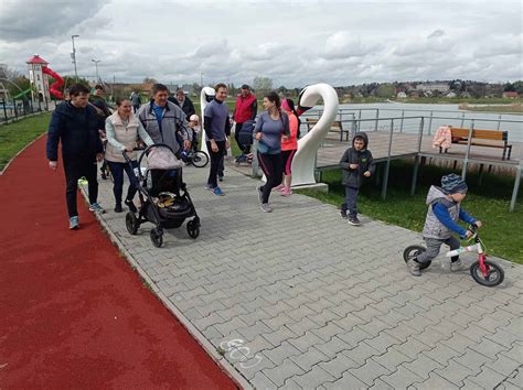 Szülő futó babakocsival sportol