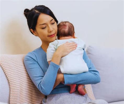 Szülő elől hordozza kisbabáját