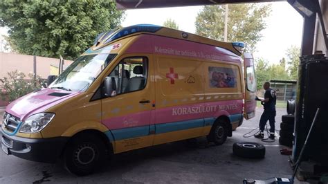 Koraszülöttmentő autó